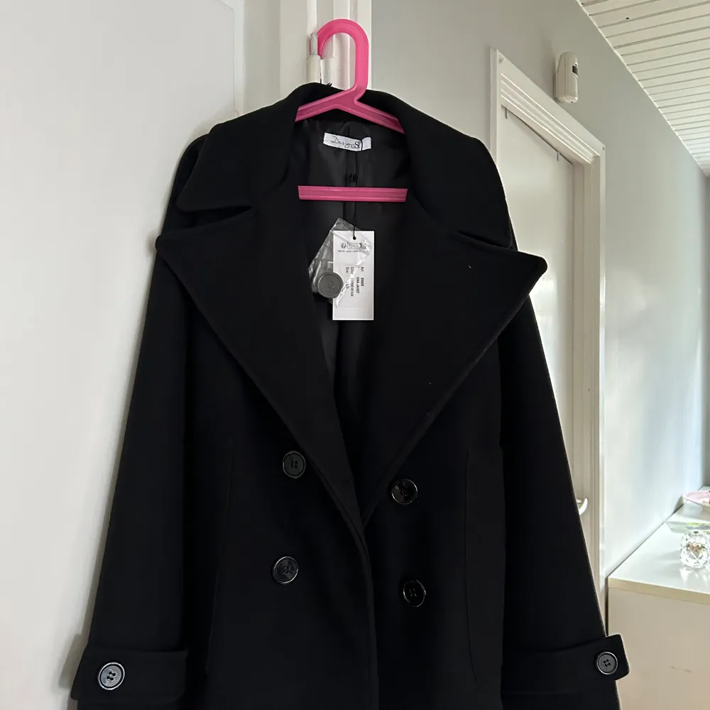 Säljer min helt nya kappa från design by sí, på deras hemsida heter den ”Ginalli Coat”💕Säljer den pågrund av att jag inte använder den💕lappen är kvar och jag har bara testat den max 3 gånger❣️. Jackor.
