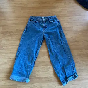 Feta bdg jeans som jag säljer då jag tyvärr tycker att de är för baggy. De är blå och använda ett få tal gånger. De är i storlek W32 gånger 32Tveka inte om att kontakta mig om frågor och liknande🙌