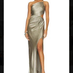 Grön satinklänning - Jättefin klänning som endast är använd en gång. Köpt från revolve och nypris är 5233kr. Märket är Shona Joy och det är i färgen sage. Pris kan diskuteras❤️U.S. 14, EUR 16