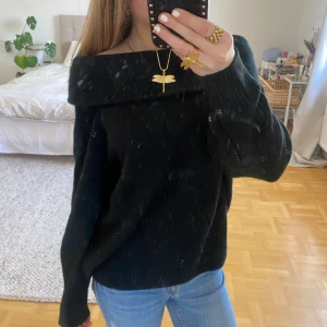Stickad tröja!! - Jättefin off shoulder stickad tröja från hm! Den är i ett bra skick🥰