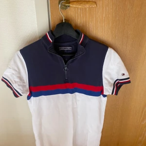 Tommy hilfiger half zip t-shirt - Säljer en gammal Tommy half zip. Knappt använd grymt chill till typ golfbanan eller skön fit till sommaren, tyvärr för liten för mig.