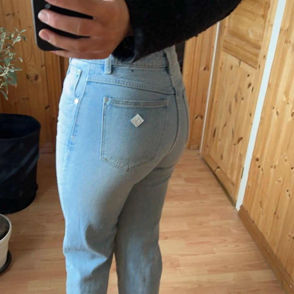 Säljer dessa A brand jeans då dem inte kommer till använding💞. Jeans & Byxor.