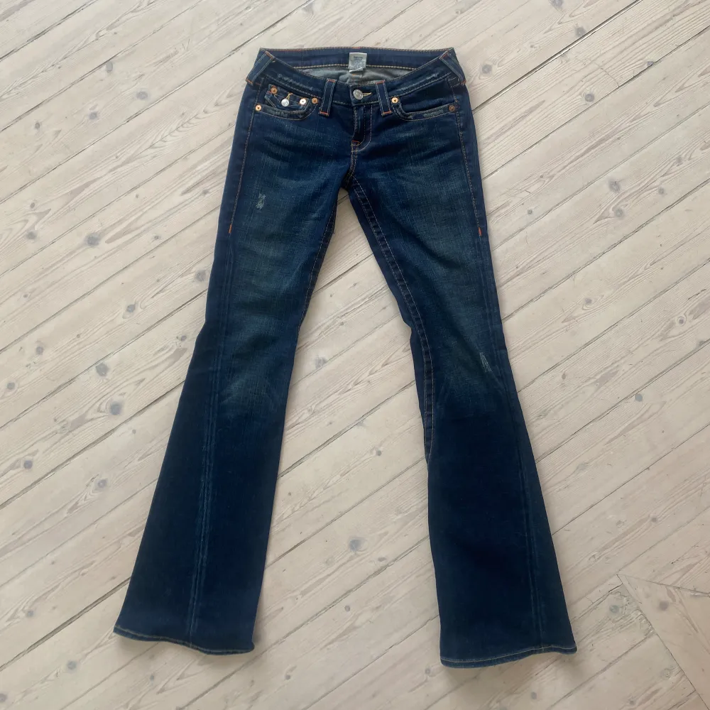 True Religion jeans i fint skick! Köpta secondhand och aldrig använda av mig! Midjemått ca 39 cm rakt över och innebenslängd ca 88 cm. Hör av dig för fler bilder!💞. Jeans & Byxor.