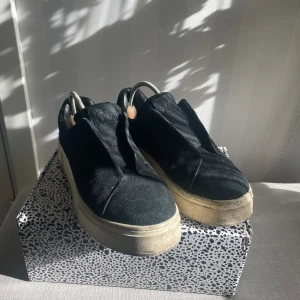 Eytys Doja - Tjena! Säljer ett par riktigt snygga Eytys i storlek 40. Köpta helt nya och kvitto finns. Använda men mkt liv kvar. Hål i hälarna som syns på bilden vilket drar ner priset. Har allt tillbehör! Skriv om du har frågor! Snabbaffär prioteras!