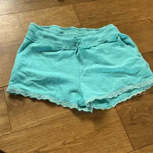 Söta short perfekt till sommaren. Passar 32-34🩵