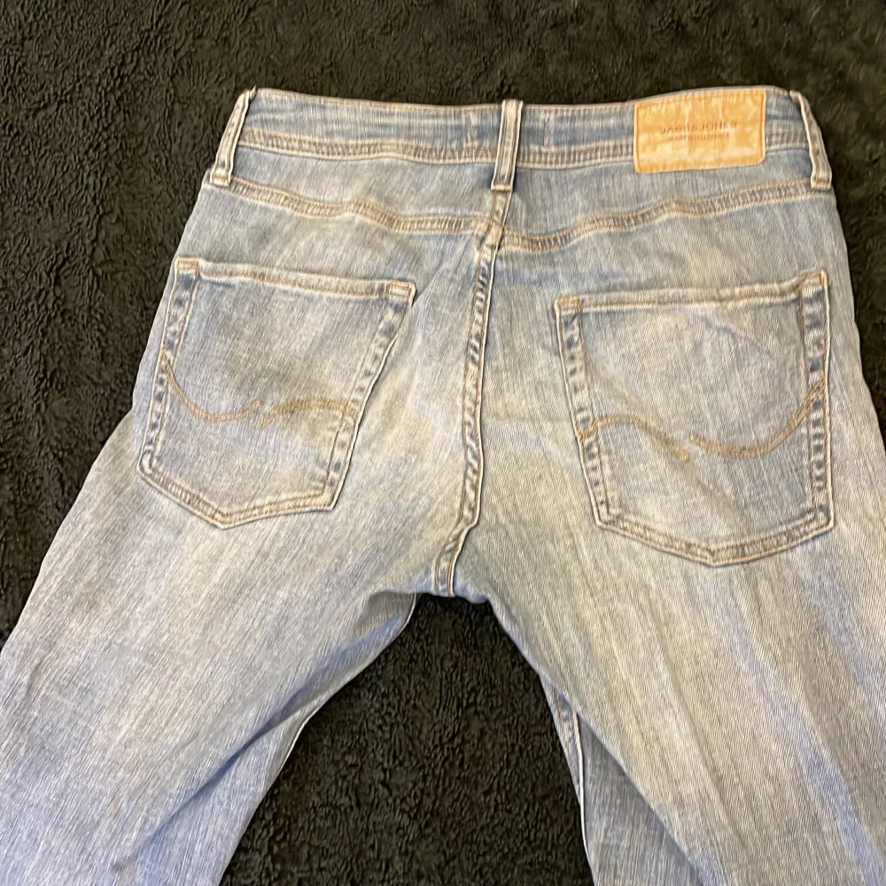 Jeans storlek 28/32 i normal passform från Jack & Jones. Några skavanker men inget som märks. . Jeans & Byxor.