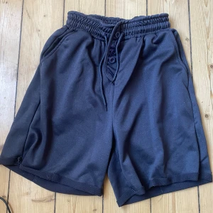 Mjukis shorts!  - Nästan helt nya mjukis shorts. Sköna och bekväma. Över knähöjd. Med band man kan spänna med. 