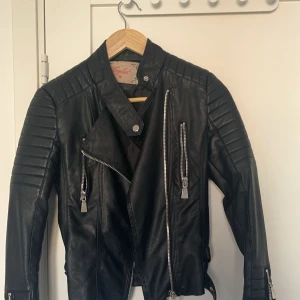 Vår jacka😍😍 - Säljer min assnygga skinnjacka som tyvärr inte kommer till användning längre❤️❤️ skriv till mig vid frågor eller intresse😍 (PRIS KAN DISKUTERAS)