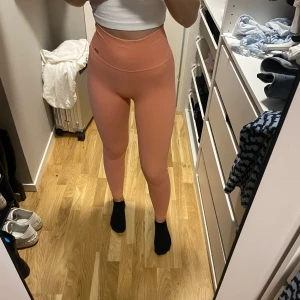 Aimn byxor  - Säljer mina aimn byxor i ribbat material. Dom är mer rosa k verkligheten. 