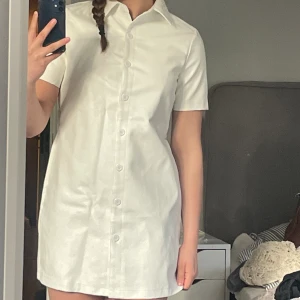 Vit skinnklänning - Vit fake-skinnklänning, originellt från boohoo men köpt på plick. Storlek 38 men kort. Aldrig använd av mig, kan ha används av tidigare ägare. Man kan använda med eller utan bältet. Mycket bra skick!⭐️