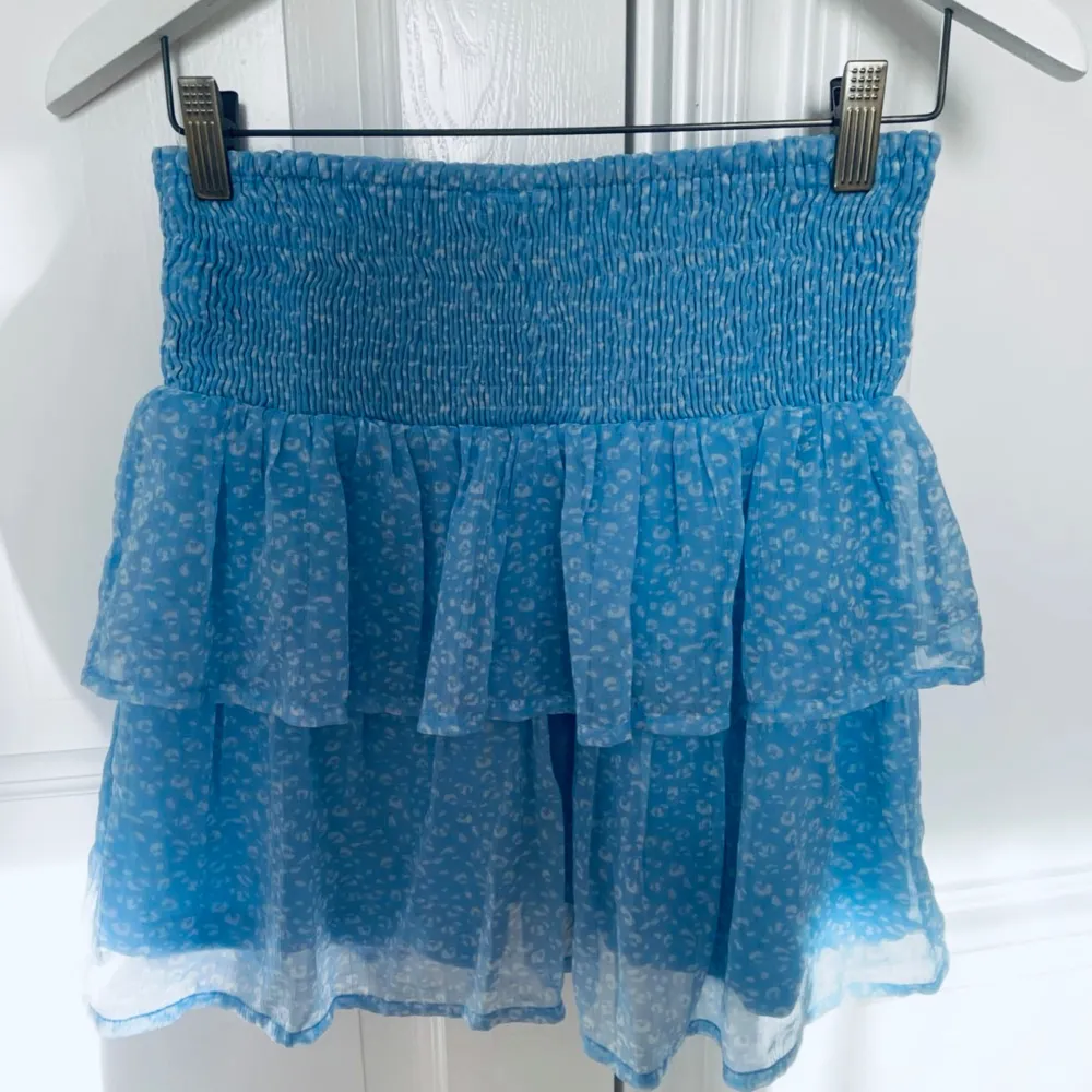 Otroligt gullig volang kjol från Vero Moda i bra skick och är perfekt för sommaren☀️. Kjolar.