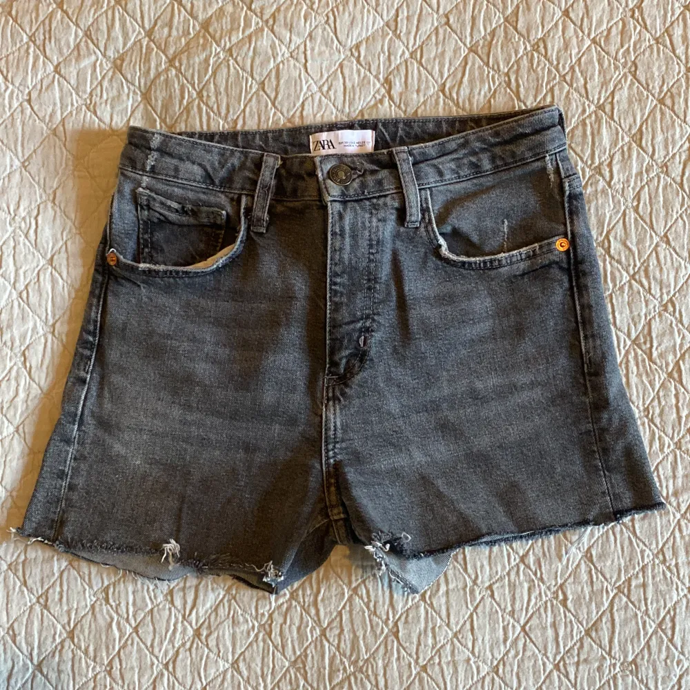 Snygga gråa shorts från zara, as snyggt till en vit topp på sommaren!💗  (Ps. Va från början jeans som jag klippte av). Shorts.