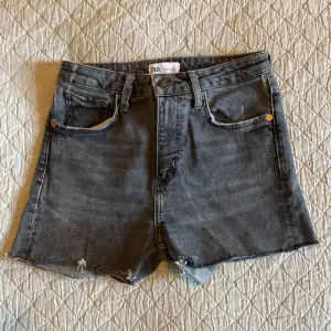 Snygga gråa shorts från zara, as snyggt till en vit topp på sommaren!💗  (Ps. Va från början jeans som jag klippte av)