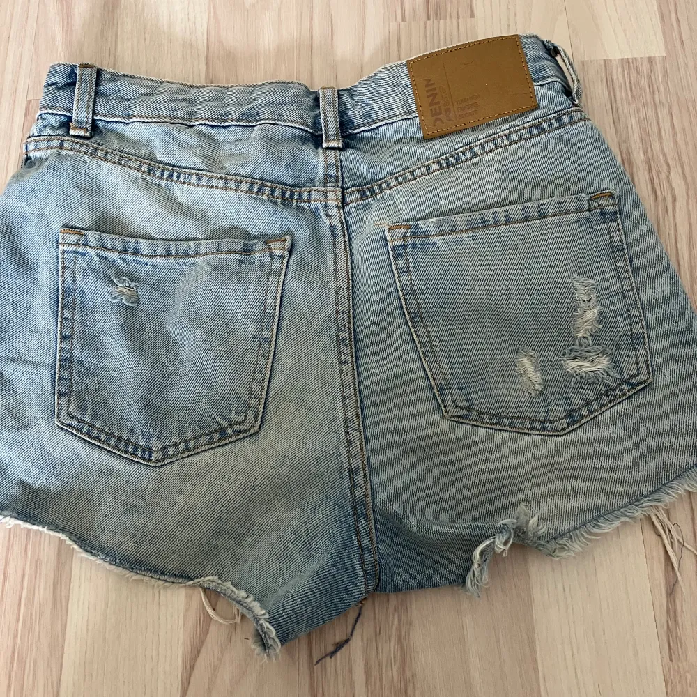 Supersnygga jeansshorts ifrån new yorker! Säljer eftersom dom är för små. Jättebra skick, skriv om frågor💗. Shorts.