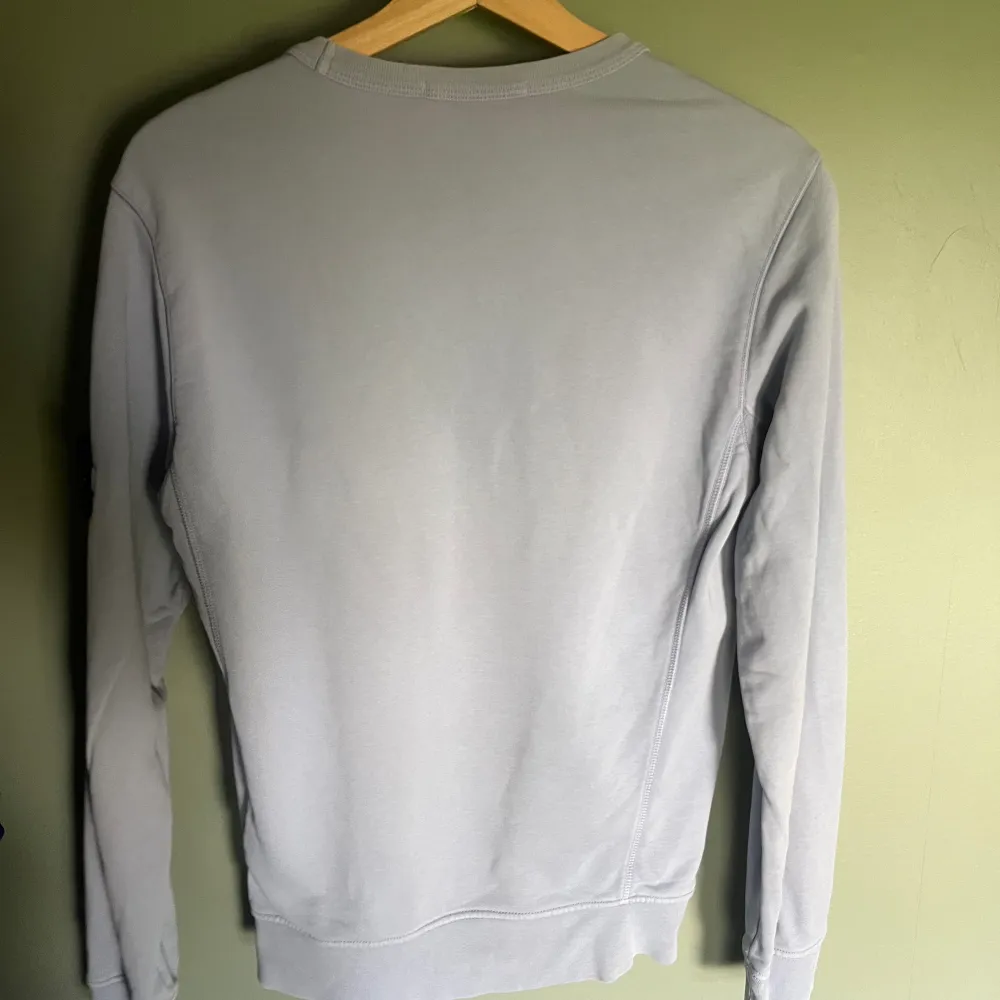 Ljusblå stone island sweatshirt i bra skick inga märken på tröja och är i storleken S . Tröjor & Koftor.