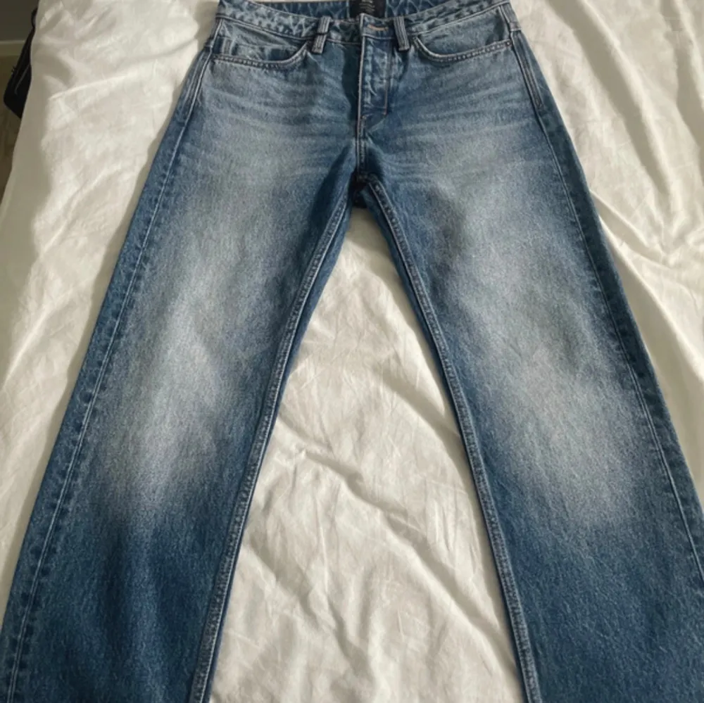 Säljer min brors Neuw jeans, använda ungefär två gånger så därav i bra skick. Modellen är studio relaxed, storlek 28/30 men uppsydda i butik så nu är innebensmåttet 70,5 cm. Nypris 1399kr💗. Jeans & Byxor.