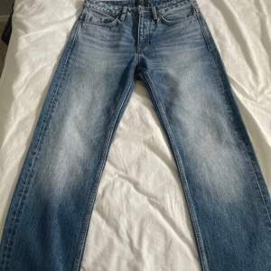Säljer min brors Neuw jeans, använda ungefär två gånger så därav i bra skick. Modellen är studio relaxed, storlek 28/30 men uppsydda i butik så nu är innebensmåttet 70,5 cm. Nypris 1399kr💗