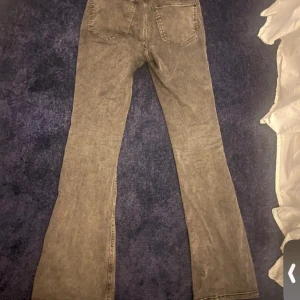 gråa bootcut jeans - sålda 