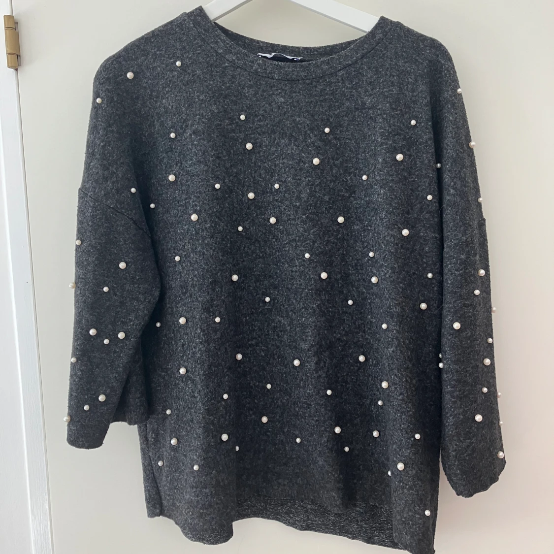 Kortärmad stickad tröja med pärlor