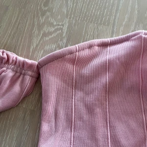 Topp - Säljer denna rosa topp från SHEIN i storlek M! 