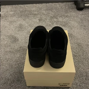 Säljer ett par Axel arigato skor för 1500kr väldigt snygga och i bra skikt. - Mocka skor storlek 40 hel svarta utan snören