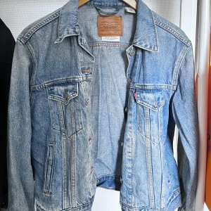 Jeansjacka - Jeansjacka köpt på Carlings. Märke: Levi’s och normal i storleken