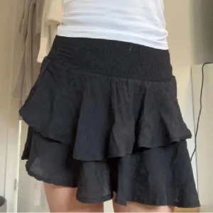 Svart volangkjol🖤 - Strl Xs, lånad bild. Bra skick💗