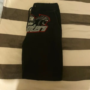 TRAPSTAR MJUKIS - Trapstar mjukisbyxor i stolek S . Också för stora . Sparsamt använda . 