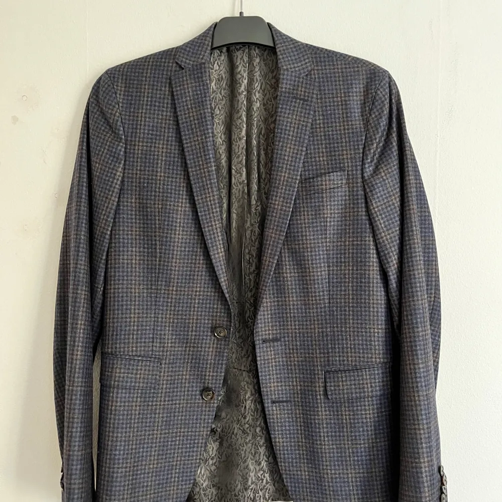 Navy blue blazer with a checkered pattern from Danish Sand in size 46. 130S wool (Reda). Used only a few number of times. No marks or damage from wear at all.. Kostymer.
