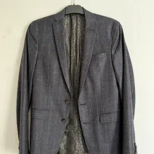 Navy blue blazer with a checkered pattern from Danish Sand in size 46. 130S wool (Reda). Used only a few number of times. No marks or damage from wear at all.