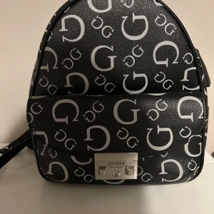 Guess väska  - Denna väskan har använts ett få par gånger. 