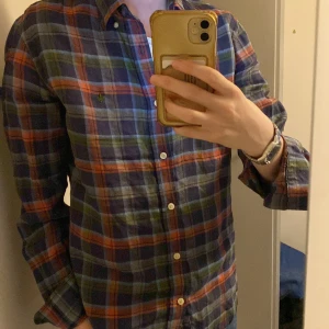 Morris skjorta  - På bilderna så är det en rutig skjorta i märket Morris storleken är M och jag säljer den pga att den aldrig kommer till andvändning, jag den är bara andvänd 1 gång.Model på bilden är 180. Ny pris 1300 kr och jag säljer den för bara 500!!!