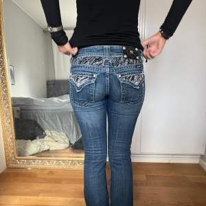 Säljer mina jätte coola miss me jeans som inte säljs längre! De är low waist bootcut💘köpt för 1000,  Midjan är 37 cm rakt över och innerbenslängd 79 cm, passar perfekt för mig som har S❤️