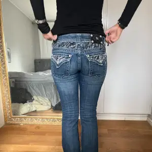 Säljer mina jätte coola miss me jeans som inte säljs längre! De är low waist bootcut💘köpt för 1000,  Midjan är 37 cm rakt över och innerbenslängd 79 cm❤️