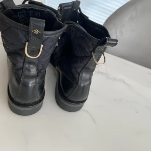 Gant skot, använd fåtal gånger. 500 kr.  - Man kan tvätta skorna 