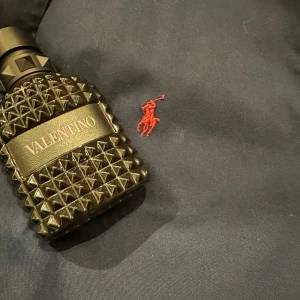 Polo Ralph lauren skjorta - Blå polo ralph lauren skjorta i mycket bra skick, kontakta efter fler bilder eller funderingar. Fräsch till sommaren.