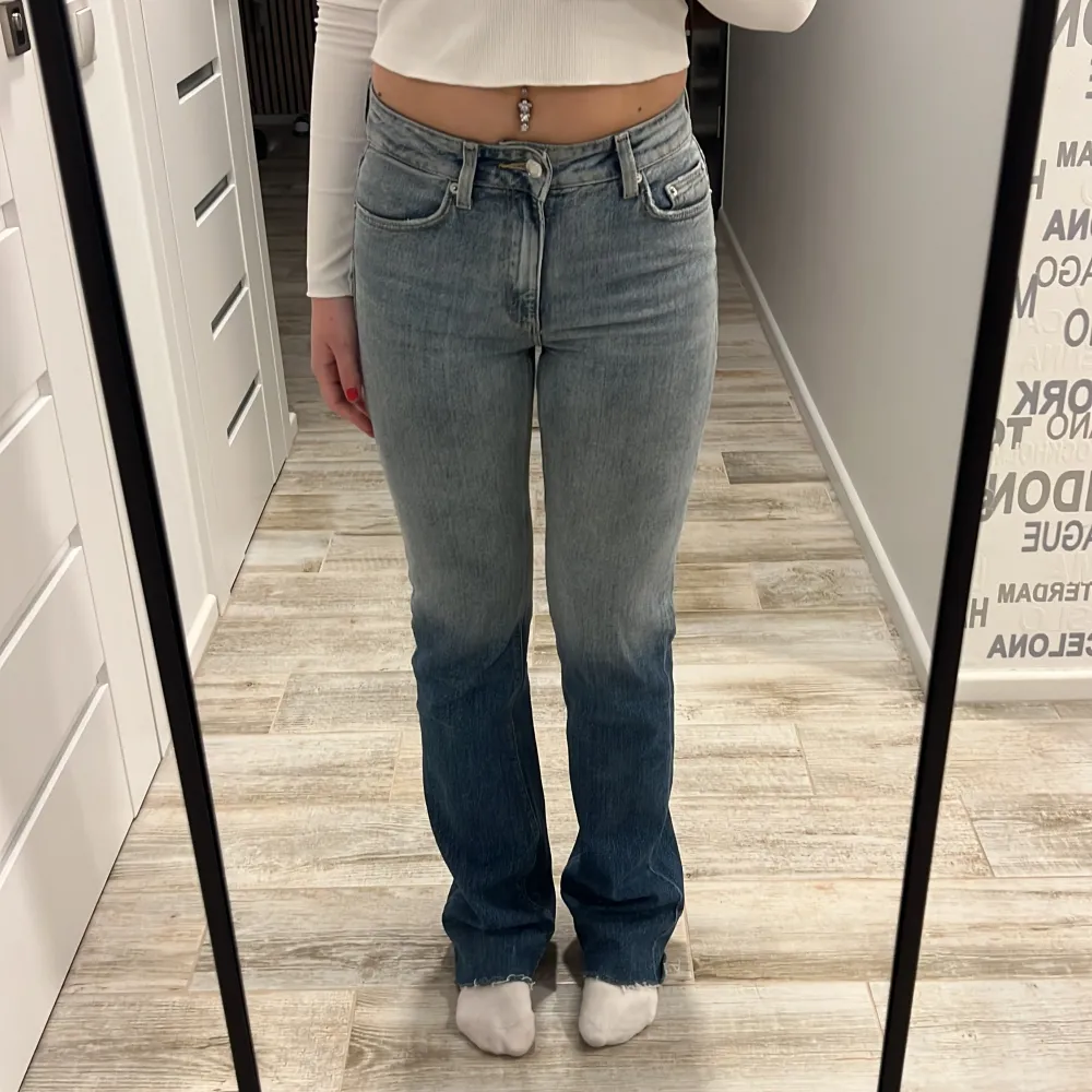 Säljer dessa jeans som är för små för mig! Ser helt oanvända ut . Jeans & Byxor.