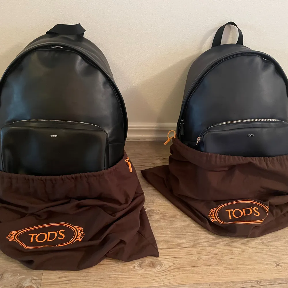Kör intressekoll på min kompis två helt nya väskor! Hans familj fick de från ägaren på Tod’s - limited modell - nypris ca 30 000 tillsammans - äkthetsbevis finns! Skriv vid minsta fundering! . Väskor.