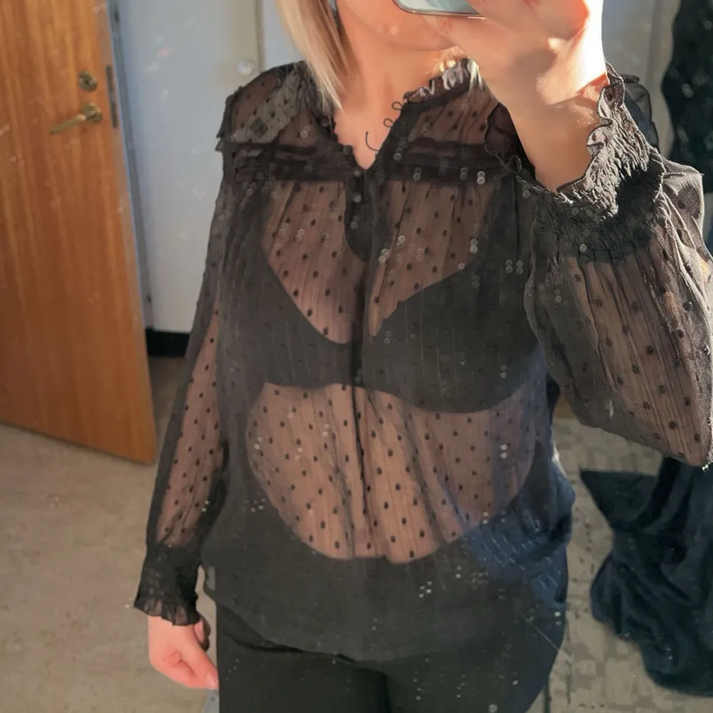 Säljer denna genomskinliga fest topp då den aldrig vart till användning, eftersom den är lite för genomskinlig för min smak. Helt ny prislappen sitter kvar. Finns dock en defekt som syns på tredje bilden. . Puserot.