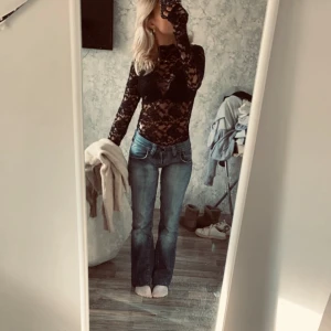 Low Waits jeans  - Säljer ett par replay jeans i storlek w25 L30. Low Waits. Dom är insydda i låren, men inget tyg är bortklippt så det går lätt att spreta upp. 