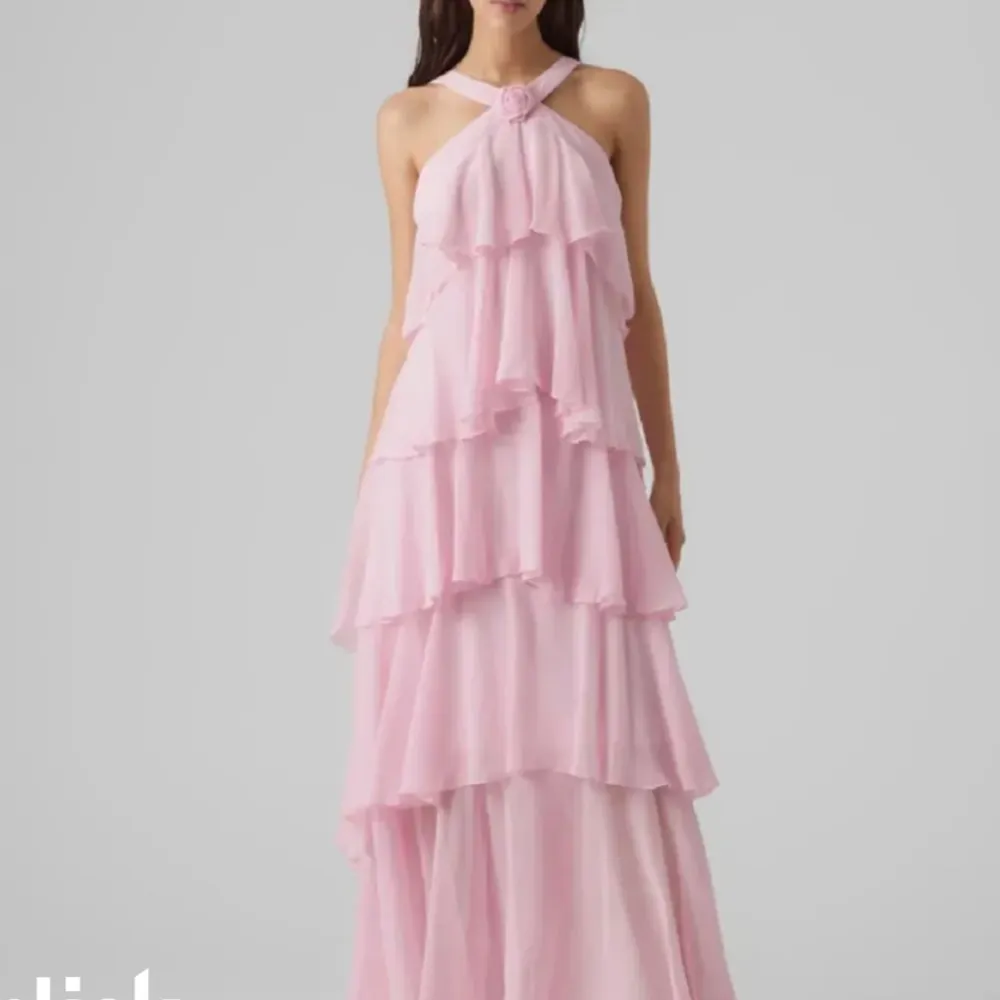 Säljer denna vackra klänningen som Felicia har gjort tillsammans med vero Moda. Beställde två storlekar både M och L. L passar mig bra som vanligtvis är M :) 🩷🩷🩷🩷 om fler är intresserade blir det budgivning . Klänningar.