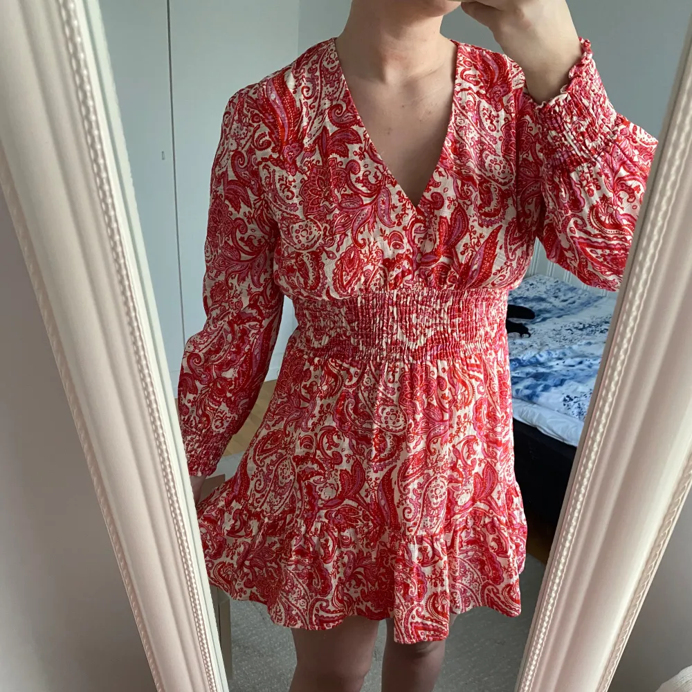 Jättefin klänning i ”linnematerial” från zara som bara är använd en gång!!❤️  Köpte förra sommaren men säljer då jag tycker den är lite för kort för min smak.  Den är i storlek L men skulle säga att den är mer som en M!🥰. Klänningar.
