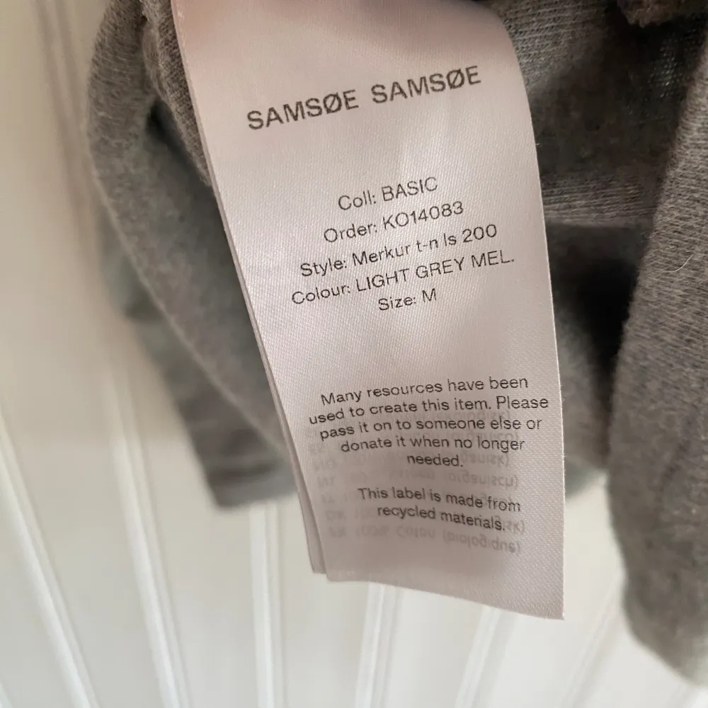 Säljer oanvänd Samsoe samsoe tröja. Strl M , grå Mitt pris :400 Nypris 1000. Tröjor & Koftor.