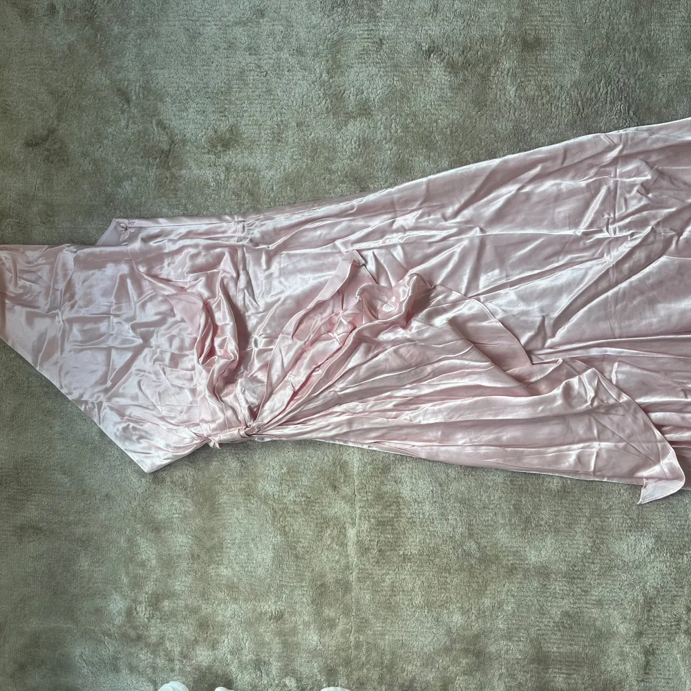 En helt oanvänd rosa Maxiklänning från Meshki som är slutsåld på hemsidan. Är i strl S och säljer då jag hittat en annan klänning 💗Klänningen har endast testats.  Nypris 1200kr. Pris kan diskuteras. 😆. Klänningar.