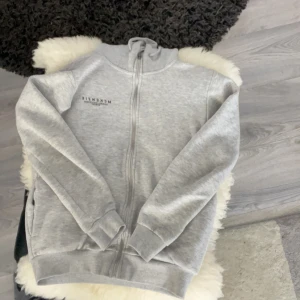 Zip hoodie  - Säljer den då den har blivit förliten. Storlek S