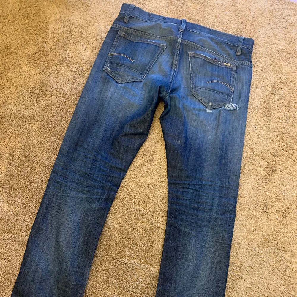 Riktigt snygga slim-jeans från G-STAR RAW med slitningar. Priset är INTE hugget i sten.. Jeans & Byxor.