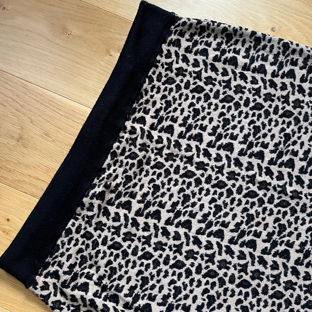 Så fin lång leopard kjol, använd fåtal gånger och i bra skick, kjolen är i storlek L men skulle lätt kunna gå att sy in i midjan så passar den mindre💗 . Kjolar.