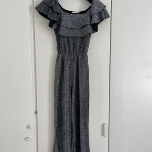 En glittrig set - Säljer denna settet helt ny  Orginal pris 500kr