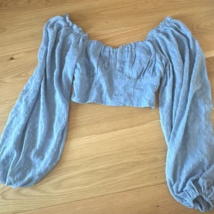 Blå top  - Väldigt fin top 💙 aldrig används , väldigt fint skick och kan även vara ofkjolder 💙 skriv privat för frågor