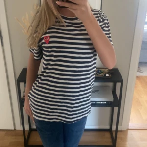 Comme des garçons tröja - Säljer denna oversized comme des garçons tröjan, nästan helt oanvänd💓